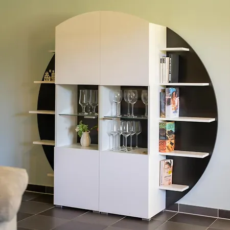 Traeumerei Mit Kamin Und Grosszuegigem Garten Feriehus