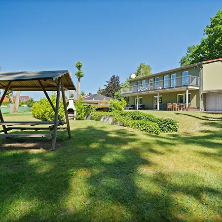 Traeumerei Mit Kamin Und Grosszuegigem Garten Feriehus *