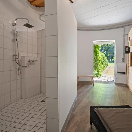 Traeumerei Mit Kamin Und Grosszuegigem Garten