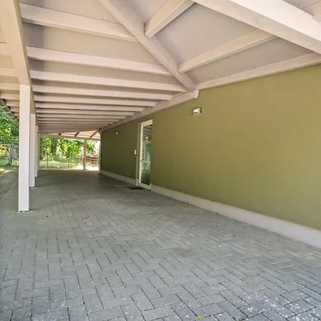 Traeumerei Mit Kamin Und Grosszuegigem Garten Feriehus