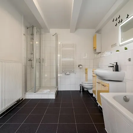 Traeumerei Mit Kamin Und Grosszuegigem Garten *