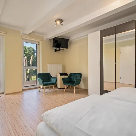 Traeumerei Mit Kamin Und Grosszuegigem Garten