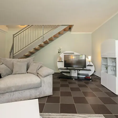 Traeumerei Mit Kamin Und Grosszuegigem Garten Feriehus *