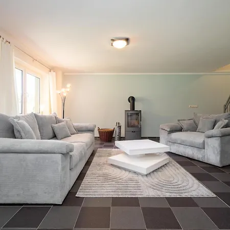 Traeumerei Mit Kamin Und Grosszuegigem Garten * Alt Schwerin