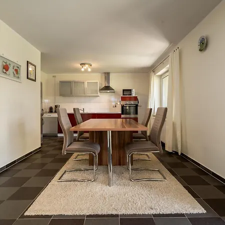 Semesterbostad Traeumerei Mit Kamin Und Grosszuegigem Garten